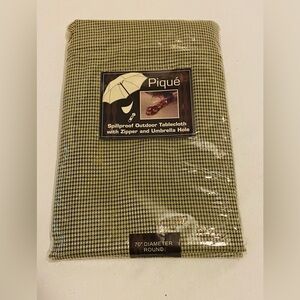 Piqué Spillproof Outdoor Tablecloth, 70” Round
